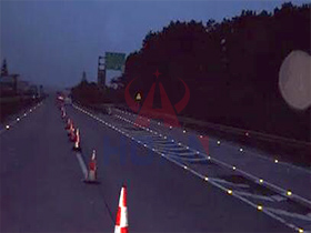 Tachas reflectivas en carreteras de Colombia: El guardián óptico de la seguridad vial nocturna